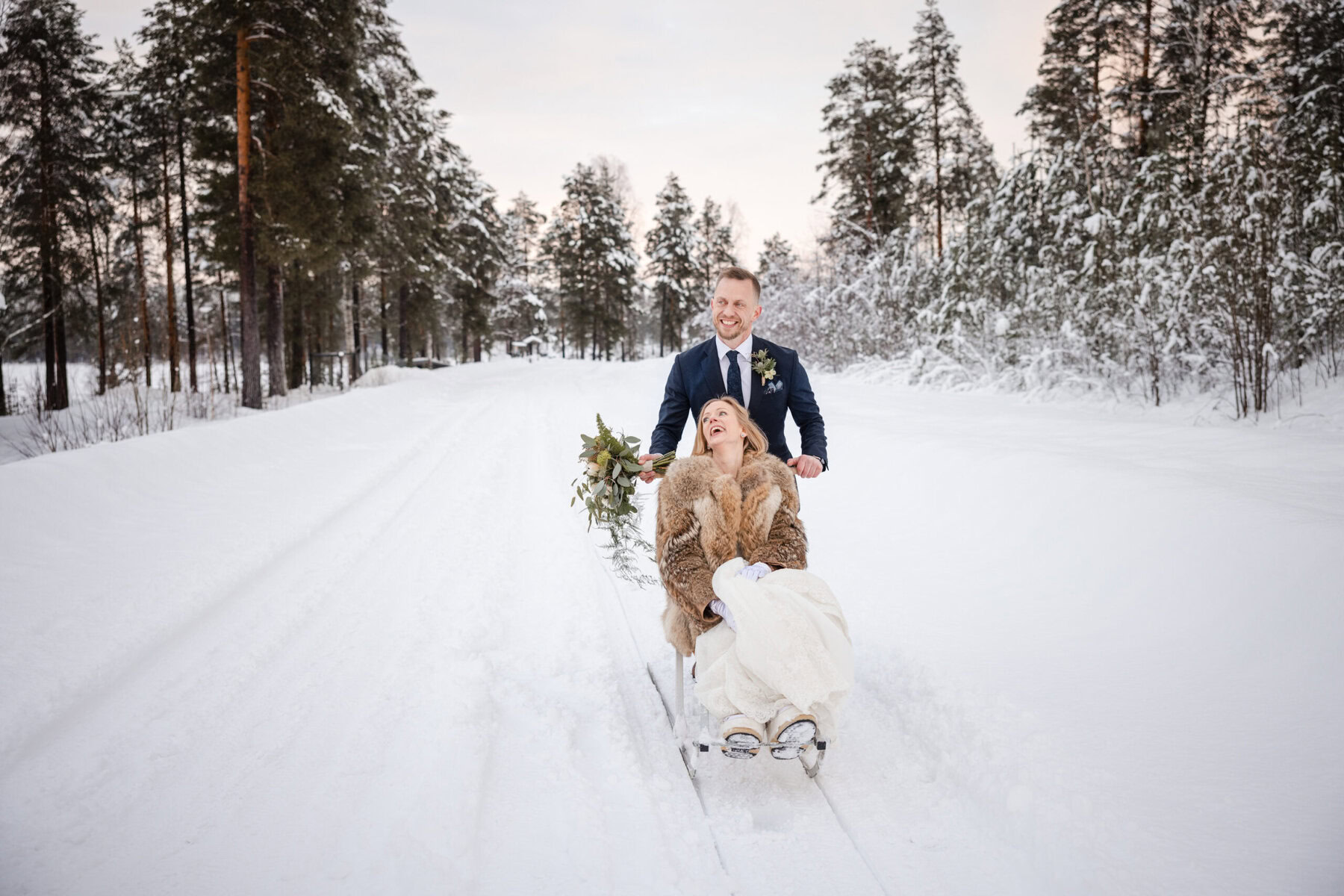 Brud och brudgum på en pulka